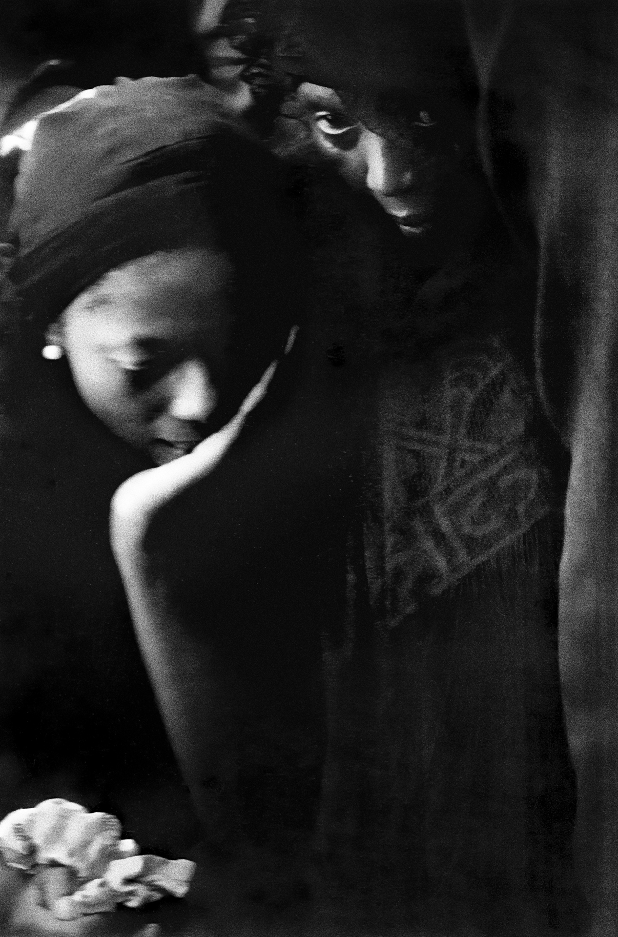 1978, Robert Sobukwe’s daughter, Miliswa, breaks down at her father’s funeral and is comforted by her mother, Veronica. © Alf Kumalo Estate